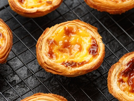 Традиционни португалски крем карамел тарти (Pastel de Nata) - снимка на рецептата Традиционни португалски крем карамел тарти (Pastel de Nata) - снимка на рецептата